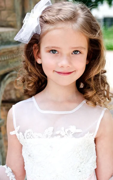 Adorable niña sonriente en vestido de princesa — Foto de Stock