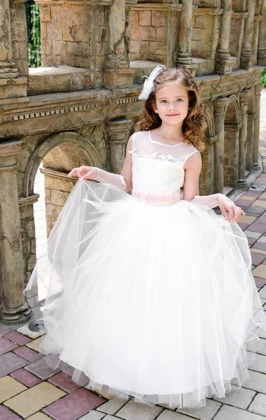 Rozkošný usměvavá holčička šaty princezny — Stock fotografie