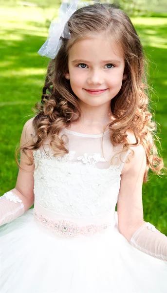 Adorable niña sonriente en vestido de princesa —  Fotos de Stock