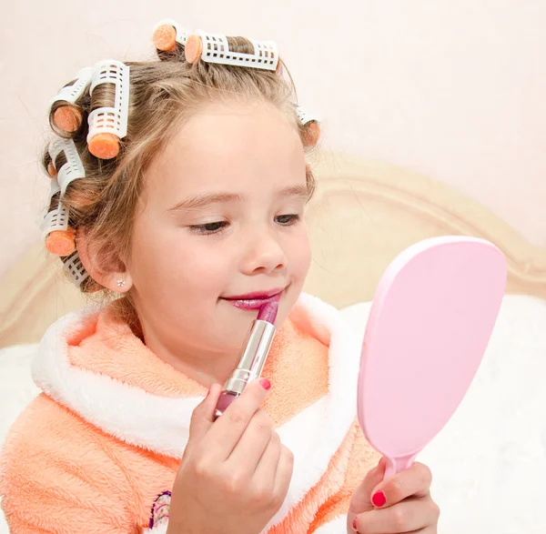 Söt liten flicka med läppstift och spegel — Stockfoto