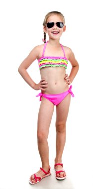 linda niña sonriente en traje de baño