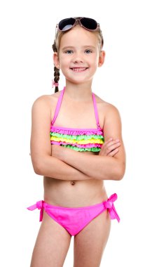 linda niña sonriente en traje de baño