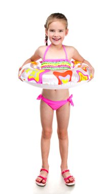 linda niña sonriente en traje de baño