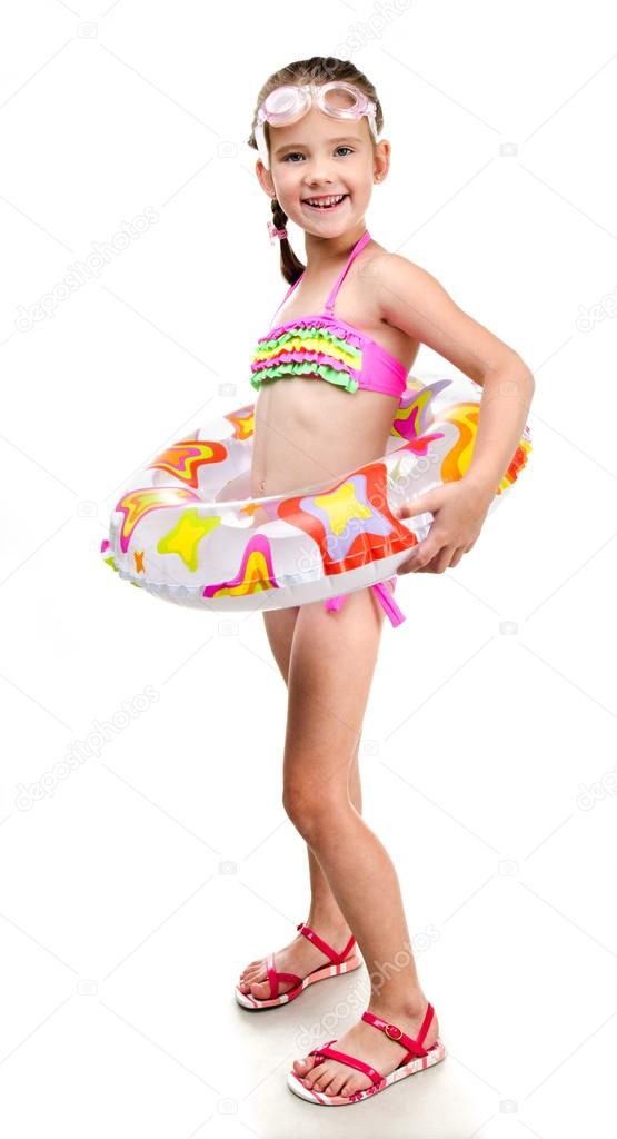 Petite fille souriante mignonne en maillot de bain image libre de