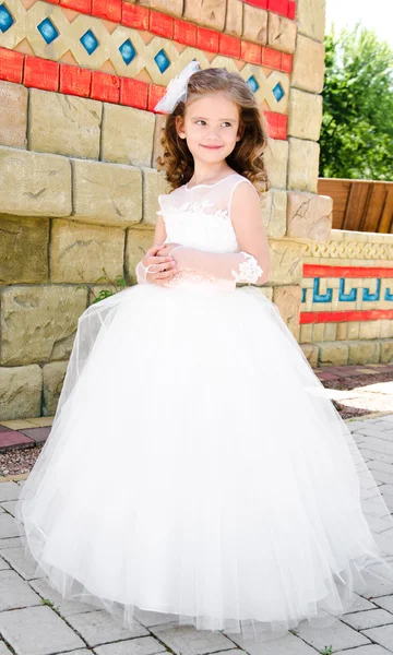 Bedårande leende liten flicka i prinsessa klä — Stockfoto