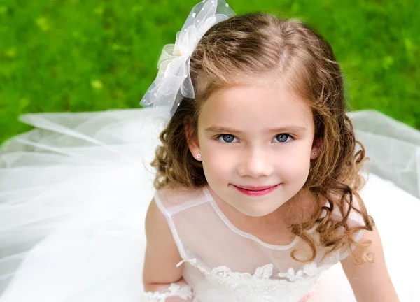 Чарівна усміхнена маленька дівчинка в сукні принцеси — стокове фото