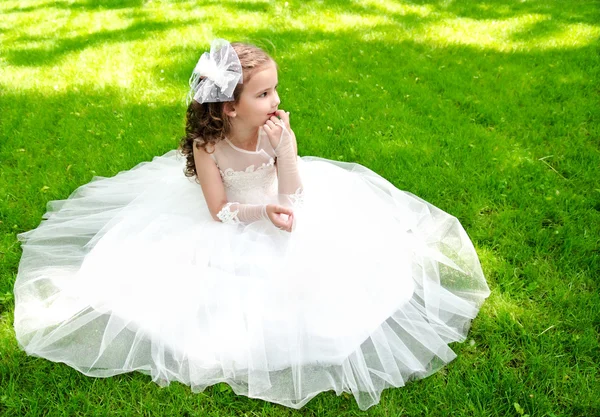 Adorabile sorridente bambina in abito da principessa — Foto Stock