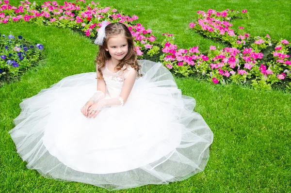 Красивая улыбающаяся маленькая девочка в платье принцессы — стоковое фото