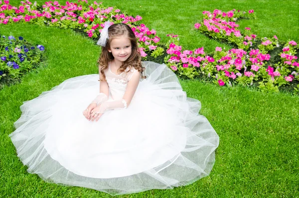 Schattige lachende meisje in prinses jurk — Stockfoto