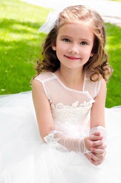 Чарівна усміхнена маленька дівчинка в сукні принцеси — стокове фото