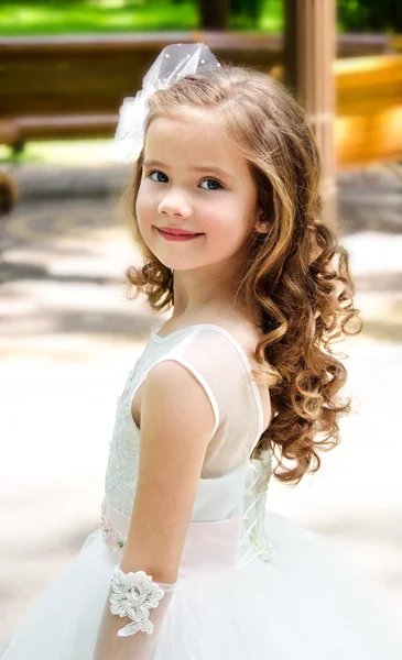 Adorable niña sonriente en vestido de princesa —  Fotos de Stock