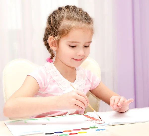 Cute smiling little girl drawing with paint — Stock Photo, Image