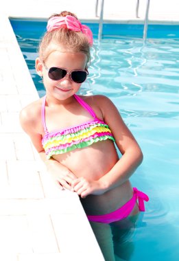 Yüzme Havuzu, küçük kız gülümseyerek 