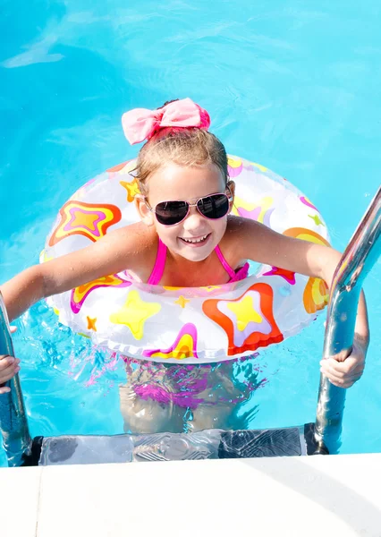 Smiling little girl in swimming pool — Stock Photo, Image