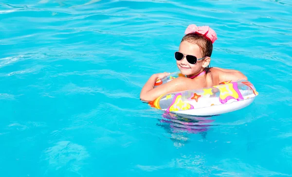 Menina sorridente na piscina — Fotografia de Stock