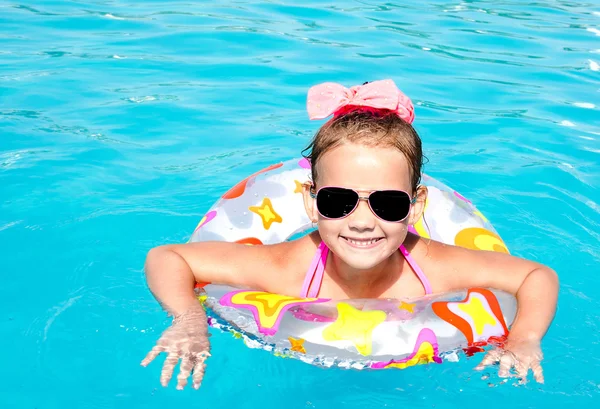 Niña sonriente en la piscina —  Fotos de Stock