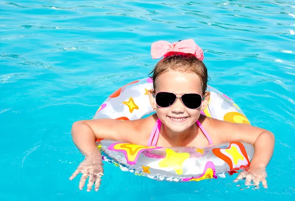 Niña sonriente en la piscina — Foto de Stock