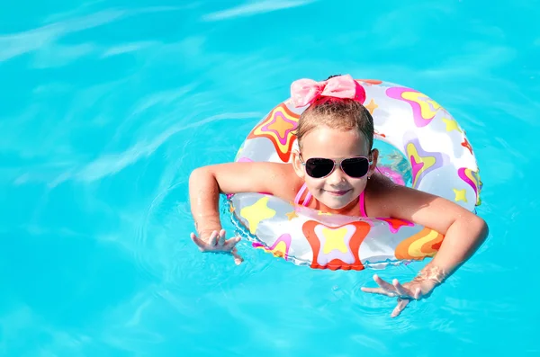 Niña sonriente en la piscina —  Fotos de Stock