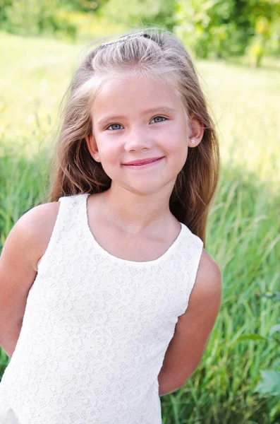 Retrato de niña linda sonriente en el día de verano —  Fotos de Stock