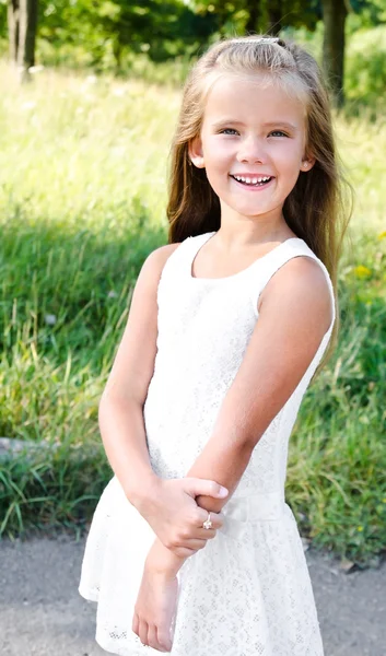 Portrait de sourire mignonne petite fille dans la journée d'été — Photo