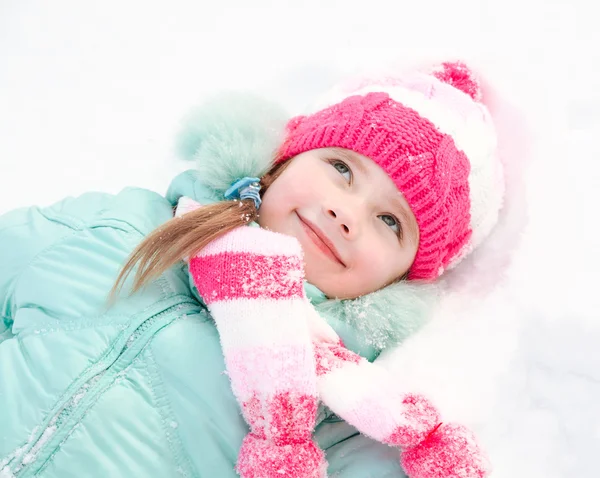 Portrait de petite fille souriante dans la journée d'hiver — Photo