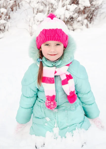 Portrait de petite fille souriante dans la journée d'hiver — Photo