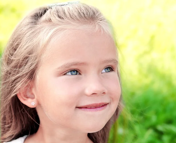 Retrato de niña linda sonriente en el día de verano —  Fotos de Stock