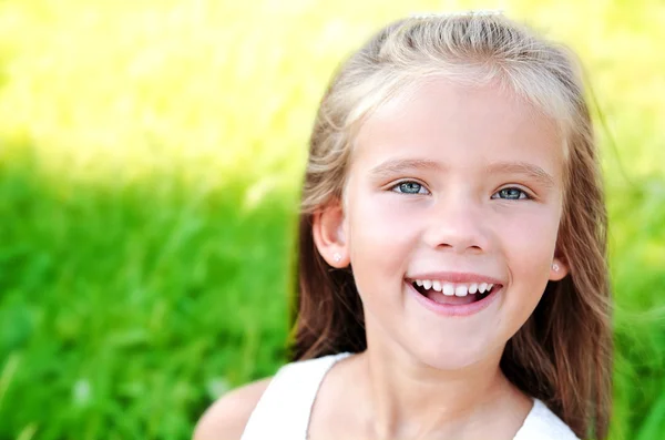 Porträtt av leende söt liten flicka i sommardag — Stockfoto