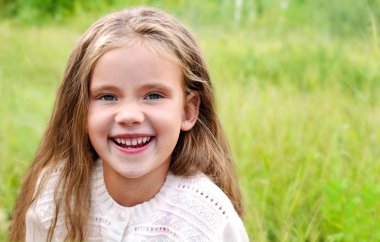 Mutlu gülen sevimli küçük kız portresi