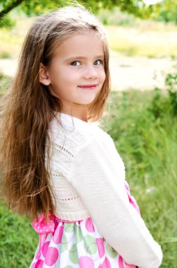 gülümseyen sevimli küçük kız portresi