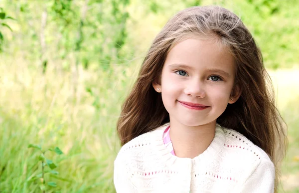 Retrato de niña linda sonriente en el día de verano — Foto de Stock