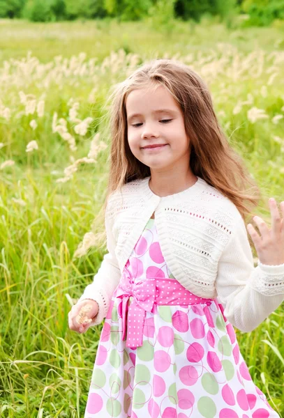 Gülümseyen sevimli küçük kız portresi — Stok fotoğraf