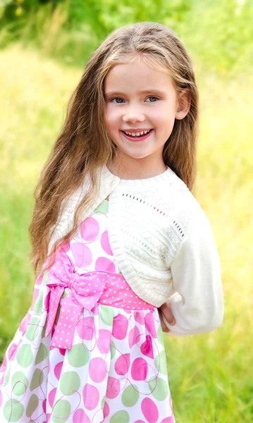 Portret van lachende schattig klein meisje — Stockfoto