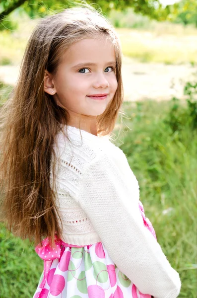 Портрет улыбающейся милой девочки — стоковое фото