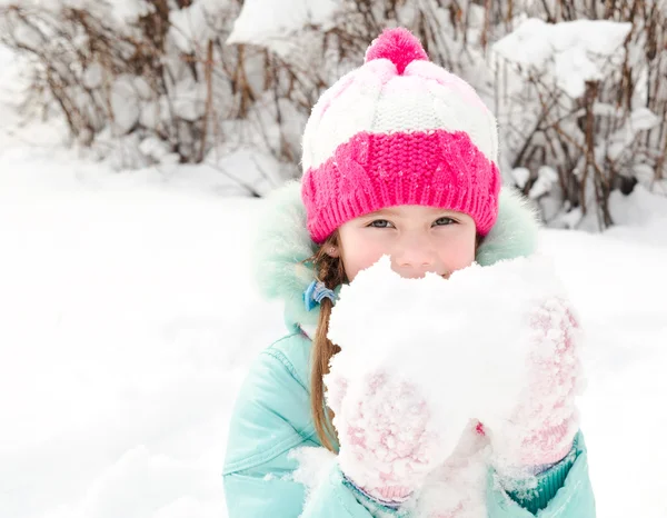 Portrait of smiling little girl in winter day — Stock Photo, Image
