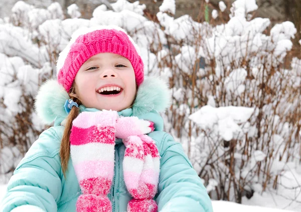 Porträt eines lächelnden kleinen Mädchens an einem Wintertag — Stockfoto