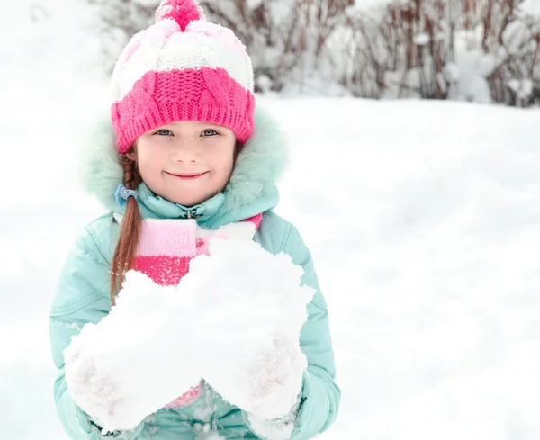 Portrait of smiling little girl in winter day — Stock Photo, Image