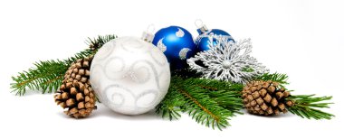 Noel dekorasyon topları köknar koniler ile