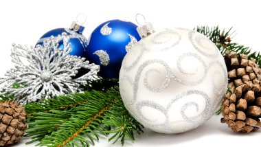 Noel dekorasyon topları köknar koniler ile