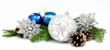 Noel dekorasyon topları köknar koniler ile