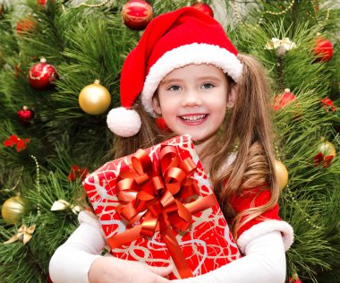 Santa şapka hediye kutusu ile mutlu sevimli küçük kız