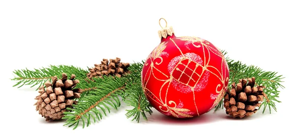 Χριστούγεννα διακόσμηση μπάλα με ελάτου και κλαδιά έλατου — Φωτογραφία Αρχείου