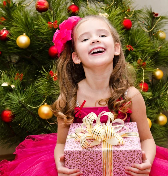 Чарівна маленька дівчинка з подарунковою коробкою — стокове фото