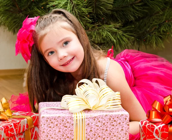 Adorable petite fille avec boîte cadeau — Photo