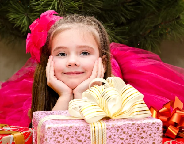 Menina adorável com caixa de presente — Fotografia de Stock