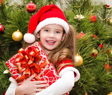 Santa şapka hediye kutusu ile mutlu sevimli küçük kız