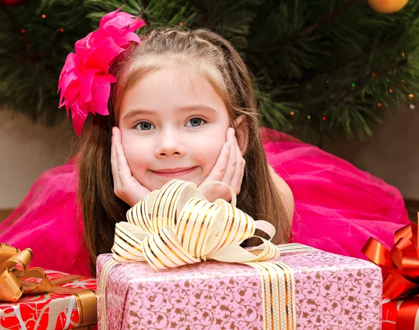 Entzückendes kleines Mädchen mit Geschenkschachteln — Stockfoto