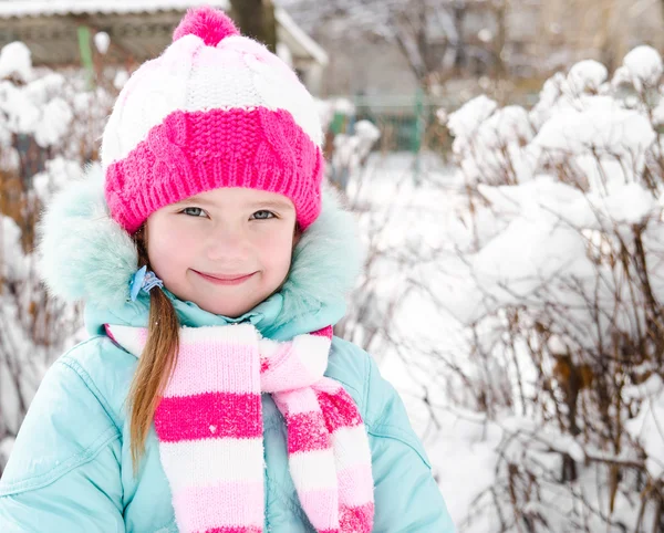 Porträt eines lächelnden kleinen Mädchens an einem Wintertag — Stockfoto