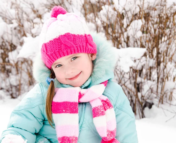 Porträt eines lächelnden kleinen Mädchens an einem Wintertag — Stockfoto