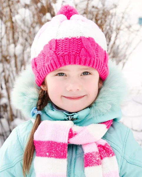 Kış günü, gülümseyen küçük kız portresi — Stok fotoğraf